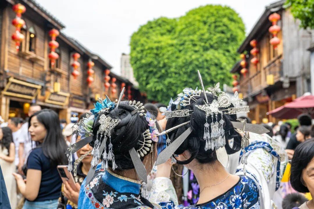 许多游客来福州体验三条簪。_null_林双伟_50%原图_20260403_20260403161920785_0676.jpg 许多游客来福州体验三条簪。_null_林双伟_50%原图_20260403_20260403161920785_0676.jpg