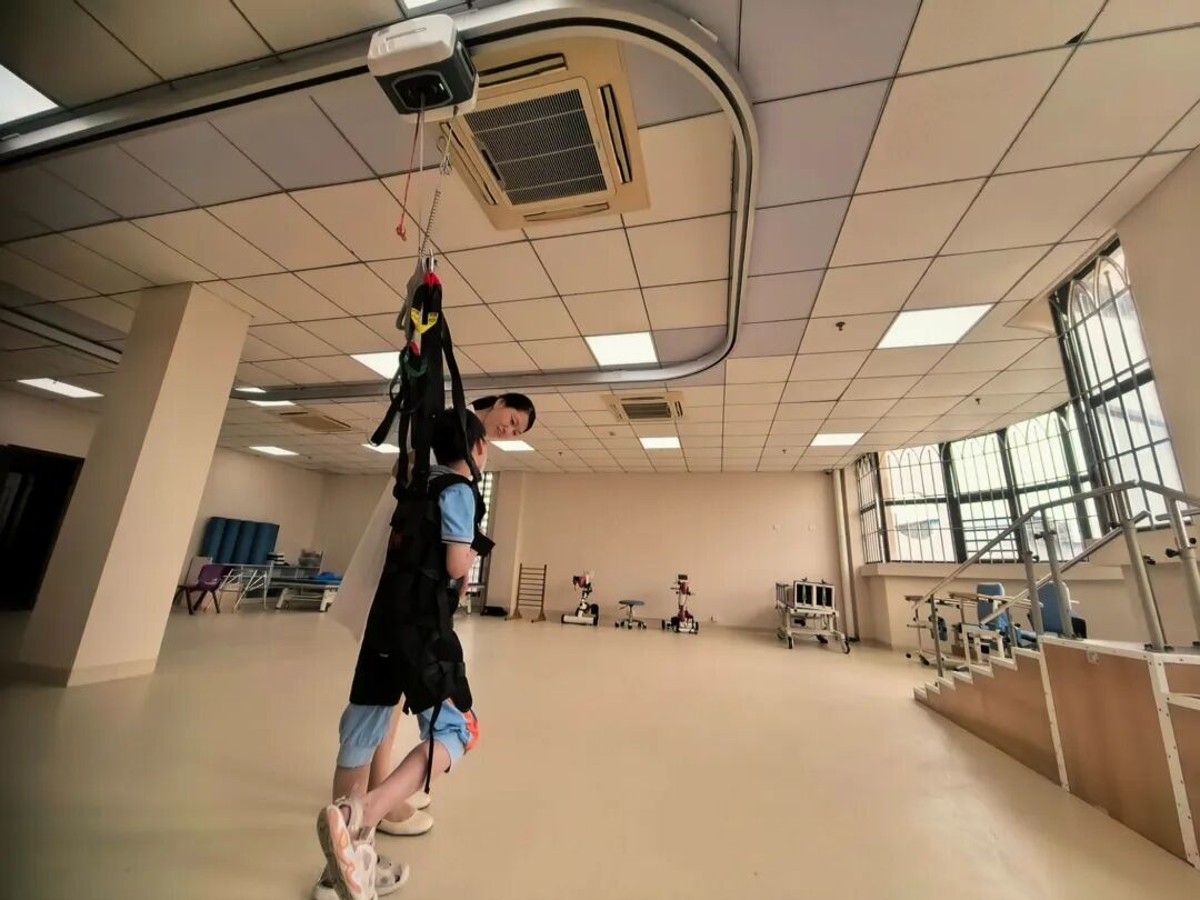康复治疗师谢翠燕正在给脑瘫儿童苗苗（化名(20234755)-20260622102847.jpg